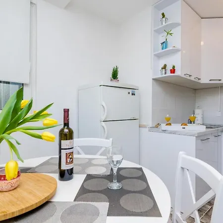 Pomalo - One Bedroom With Loggia Apartman